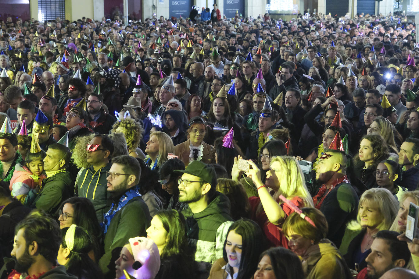 Multitud de personas eligieron el casco antiguo de la ciudad para dar la bienvenida al año 2023.