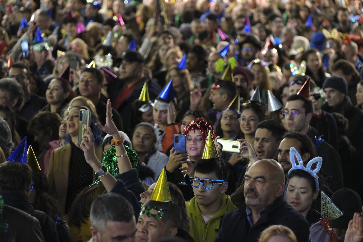 Multitud de personas eligieron el casco antiguo de la ciudad para dar la bienvenida al año 2023.