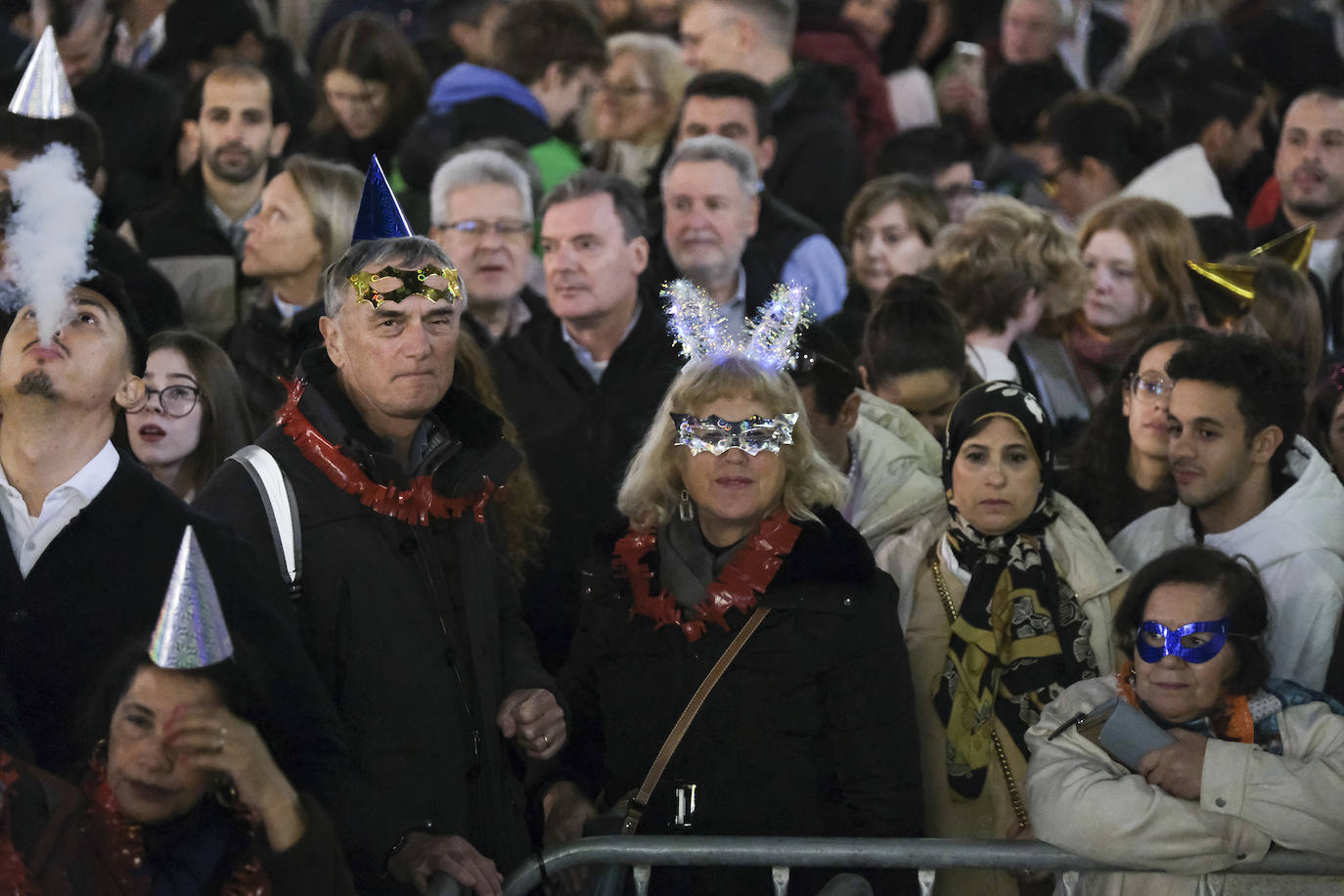 Multitud de personas eligieron el casco antiguo de la ciudad para dar la bienvenida al año 2023.