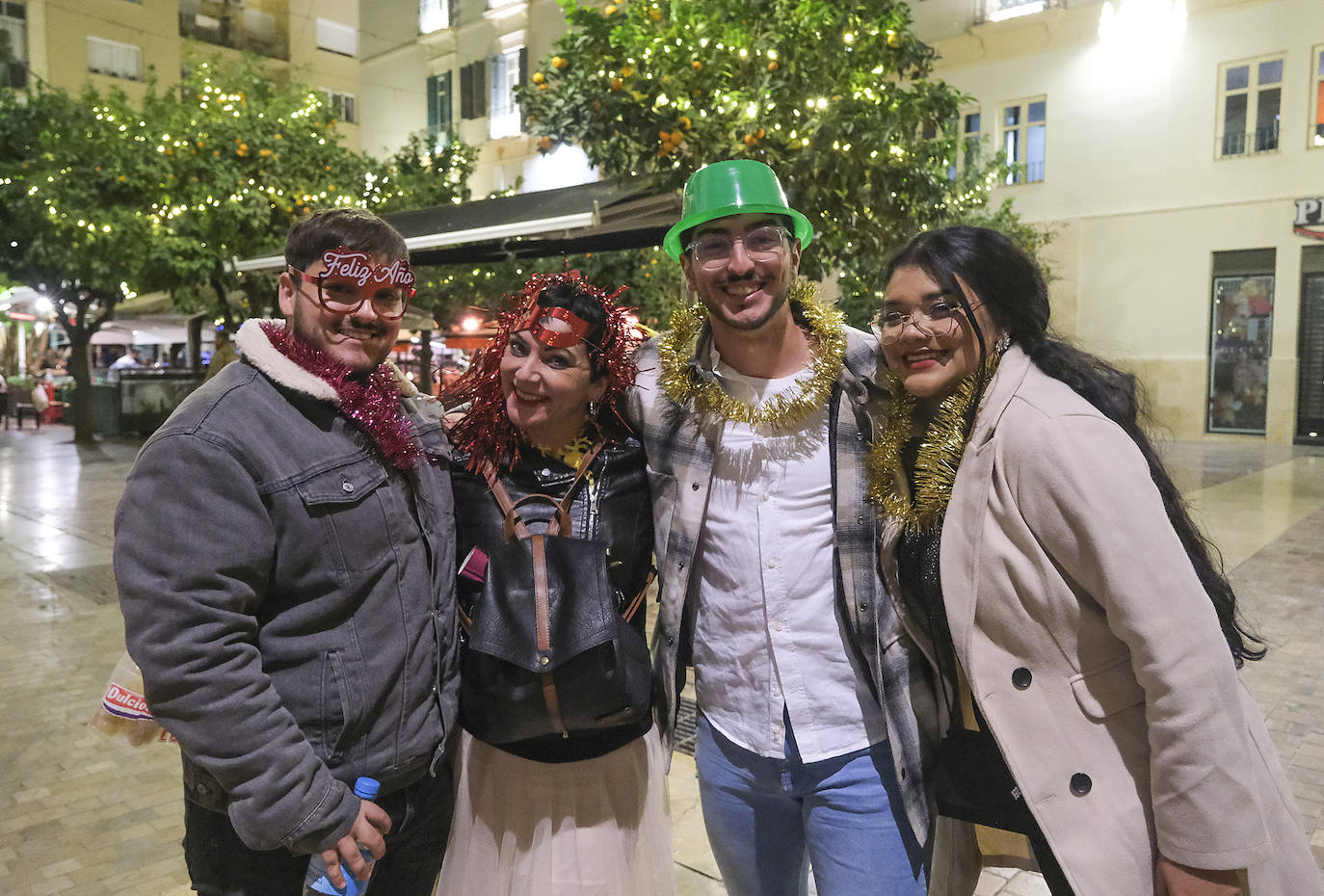 Multitud de personas eligieron el casco antiguo de la ciudad para dar la bienvenida al año 2023.