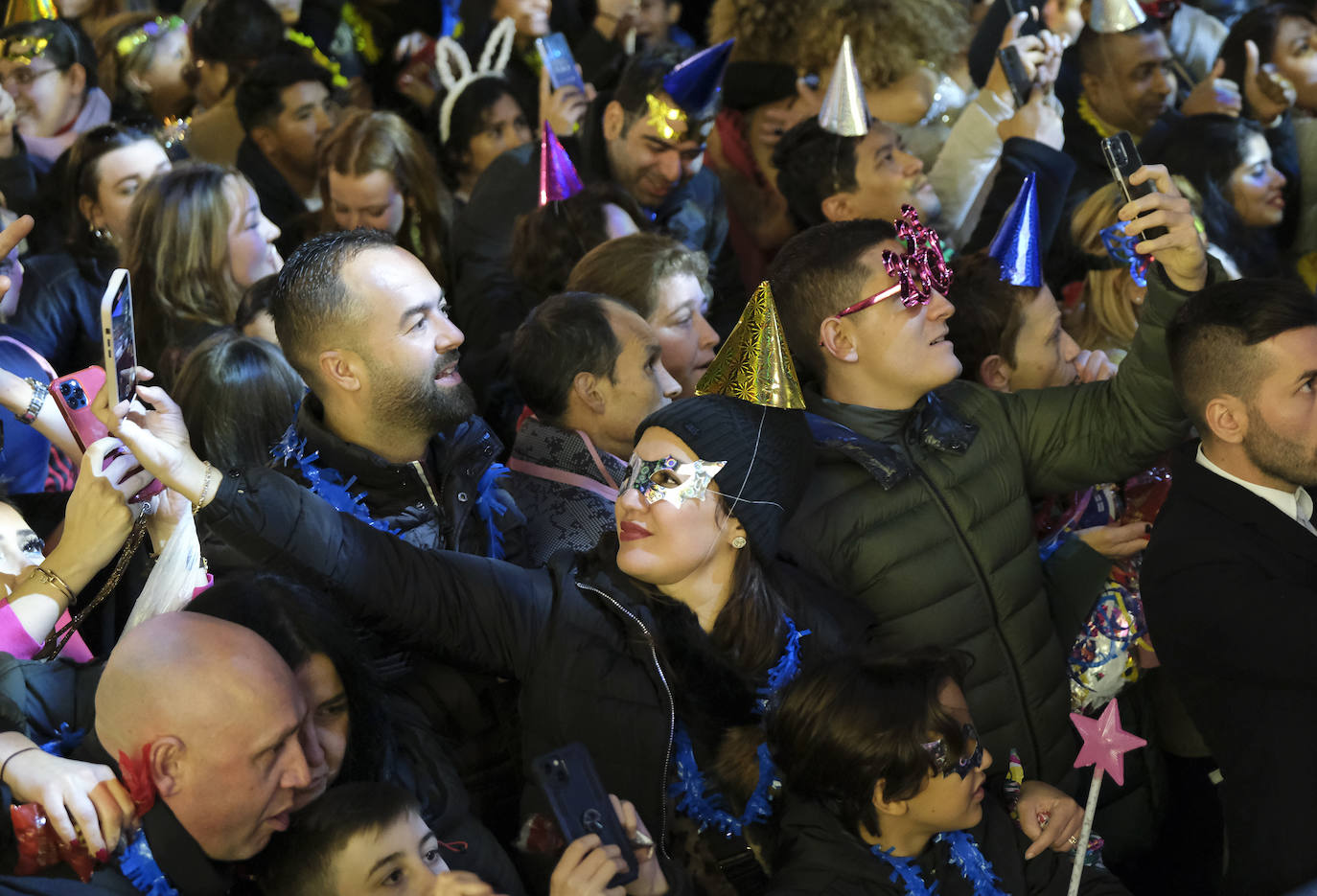 Multitud de personas eligieron el casco antiguo de la ciudad para dar la bienvenida al año 2023.