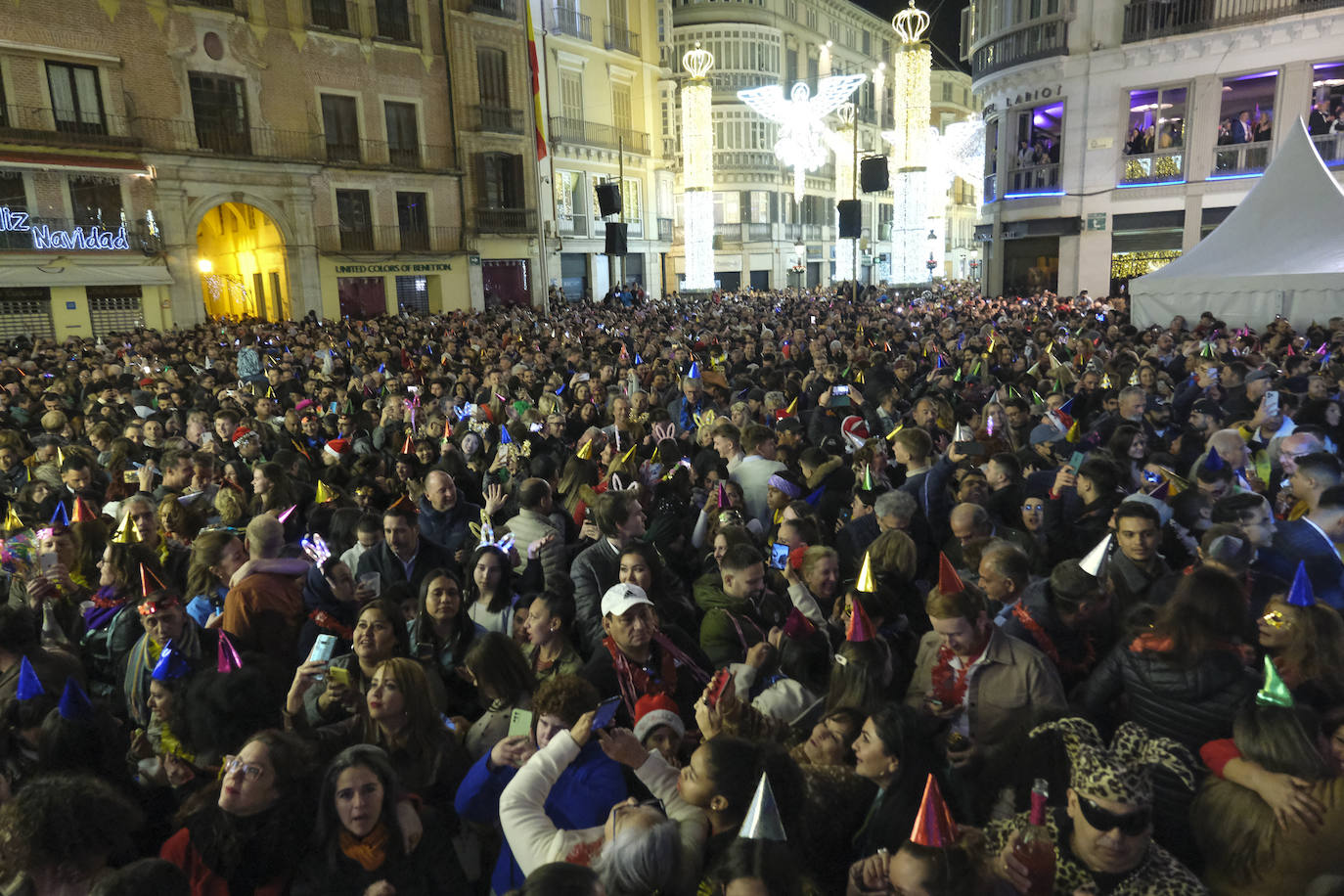 Multitud de personas eligieron el casco antiguo de la ciudad para dar la bienvenida al año 2023.