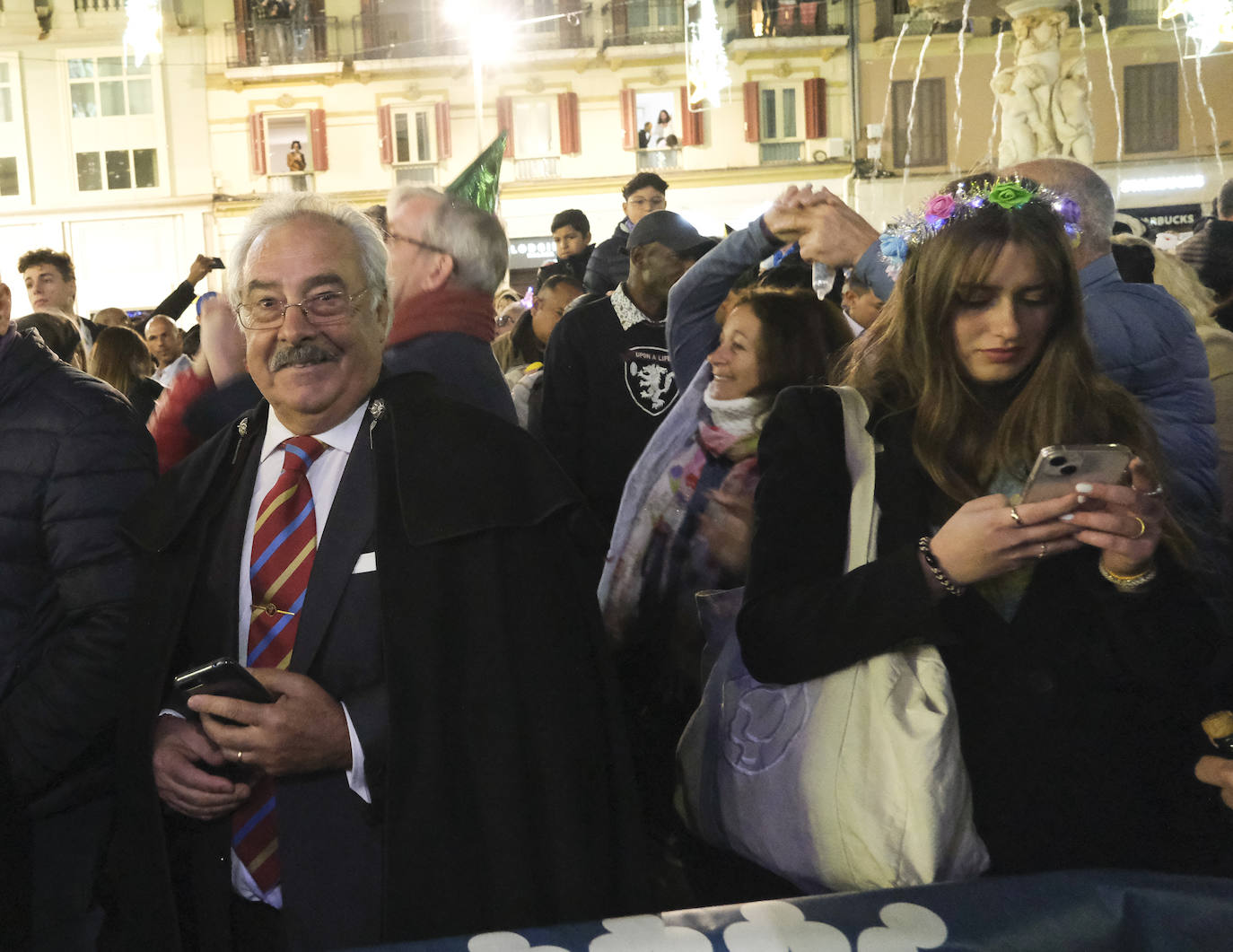 Multitud de personas eligieron el casco antiguo de la ciudad para dar la bienvenida al año 2023.