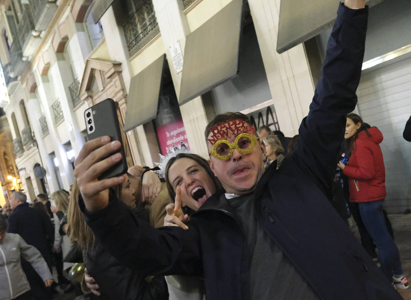 Multitud de personas eligieron el casco antiguo de la ciudad para dar la bienvenida al año 2023.