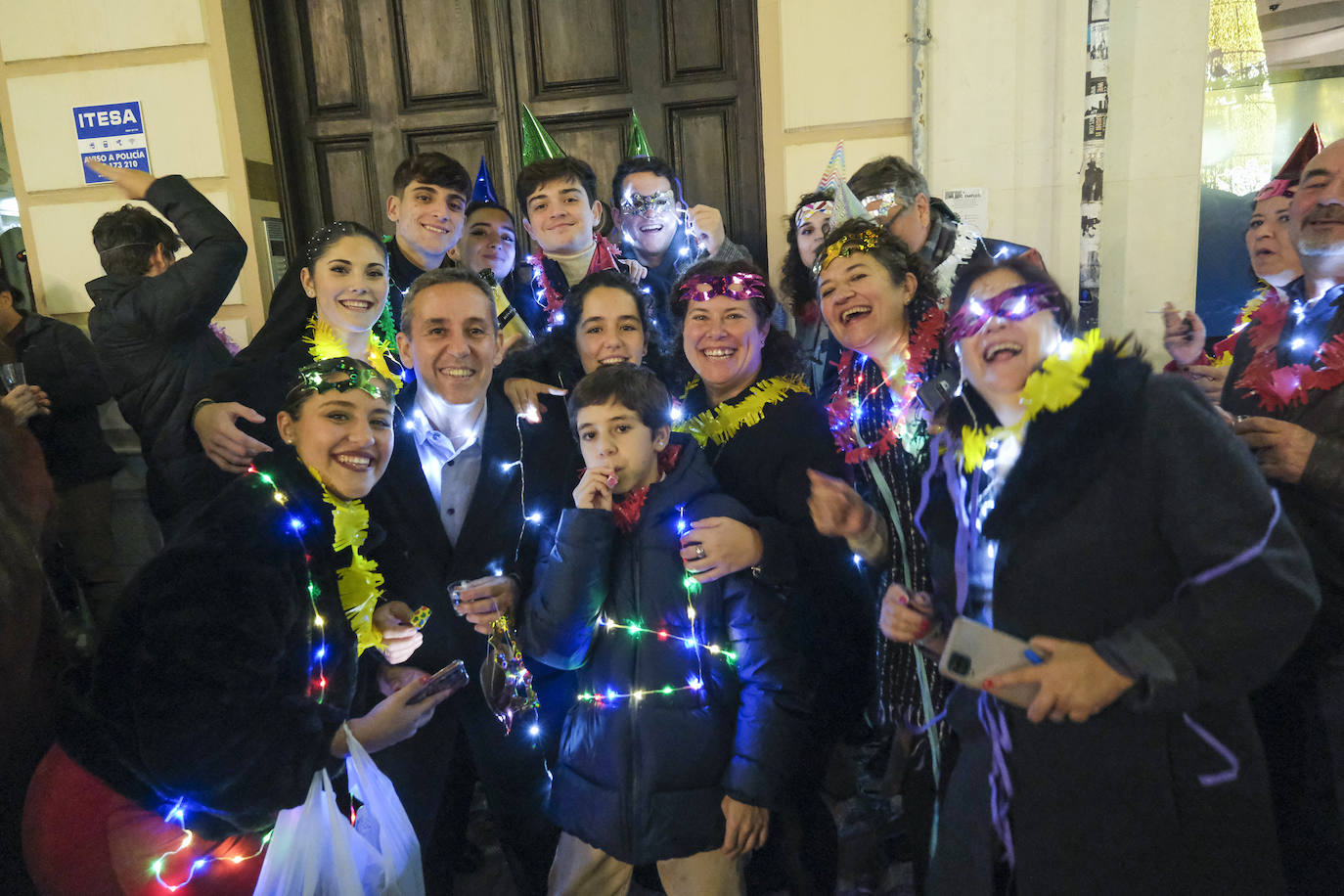 Multitud de personas eligieron el casco antiguo de la ciudad para dar la bienvenida al año 2023.