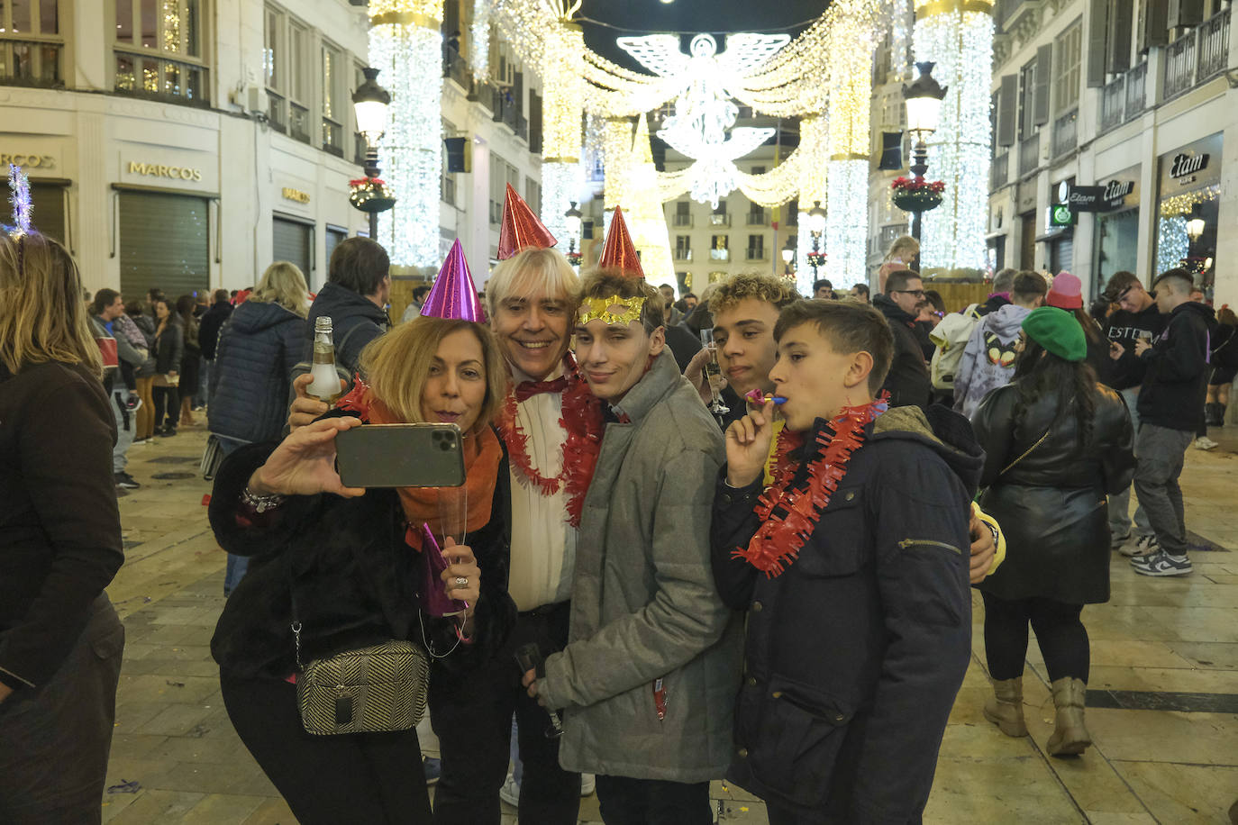 Multitud de personas eligieron el casco antiguo de la ciudad para dar la bienvenida al año 2023.