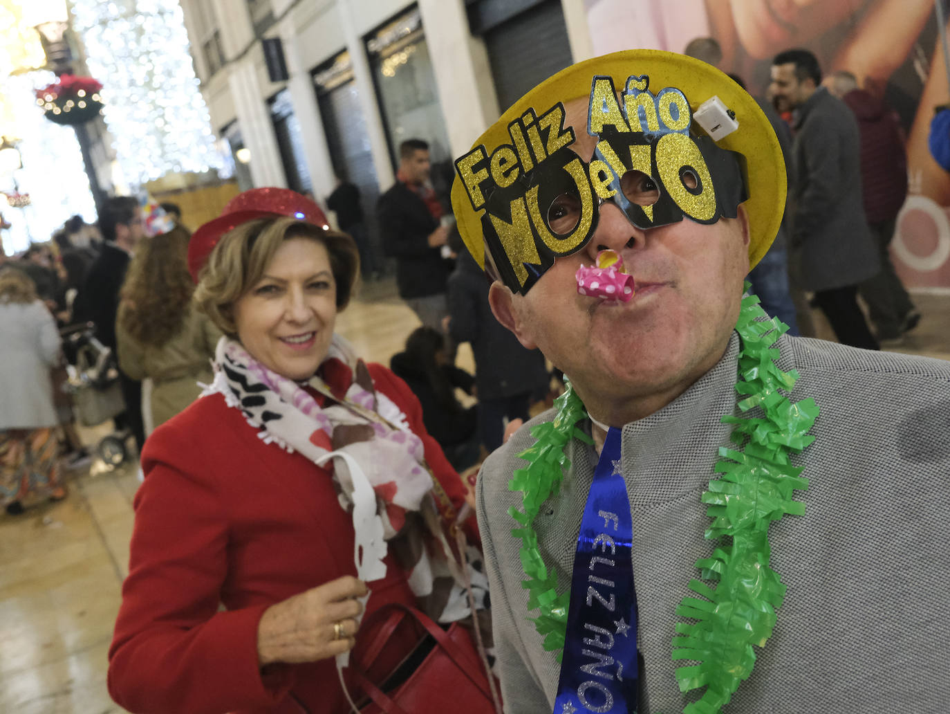 Multitud de personas eligieron el casco antiguo de la ciudad para dar la bienvenida al año 2023.