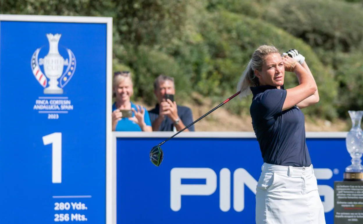 La capitana del conjunto europeo de la Solehim Cup, Suzanne Petersen, en una salida desde el hoyo 1 del campo de Finca Cortesín. 