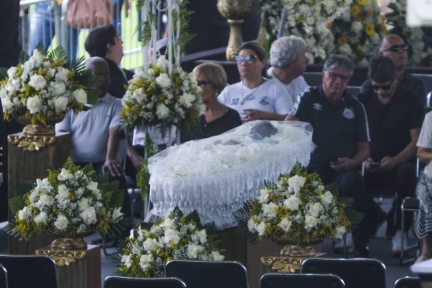 Pelé recibe el último adiós en el estadio del Santos, donde el mito forjó su leyenda. 