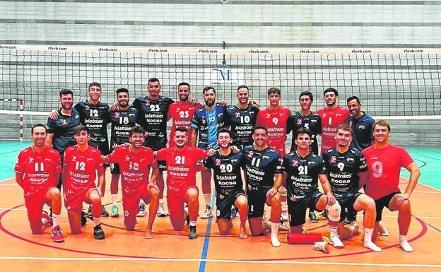 El conjunto masculino, en su cuarto año en Superliga 2, al inicio de la temporada. 