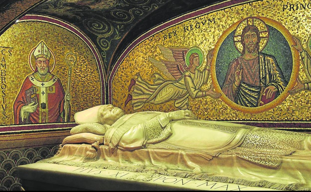 Imagen del mausoleo de los papas, un punto de gran interés dentro de las visitas a la basílica de San Pedro. 