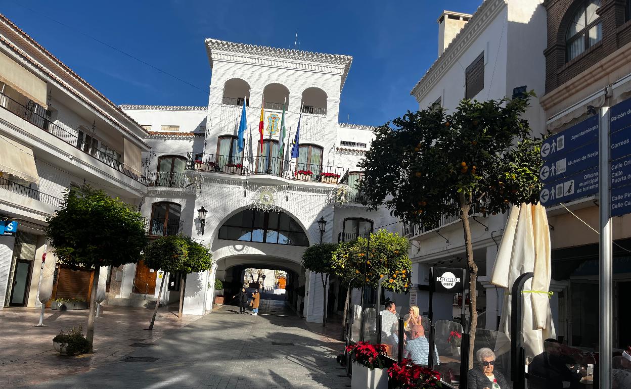 Fachada principal del Ayuntamiento de Nerja en esta Navidad. 