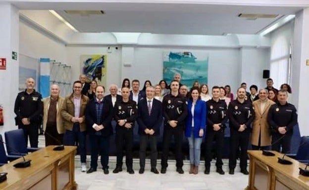 Foto de familia de los cuatro nuevos policías locales en Rincón de la Victoria. 