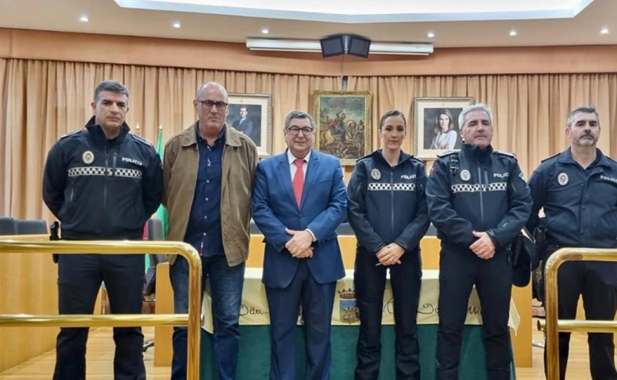 Foto de familia de la nueva agente policial de Vélez-Málaga, con el alcalde y otros policías. 