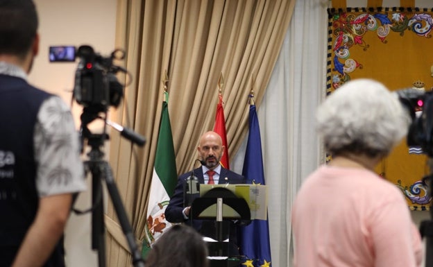 El subdelegado del Gobierno central en Málaga, Javier Salas, en la presentación de las subvenciones. 