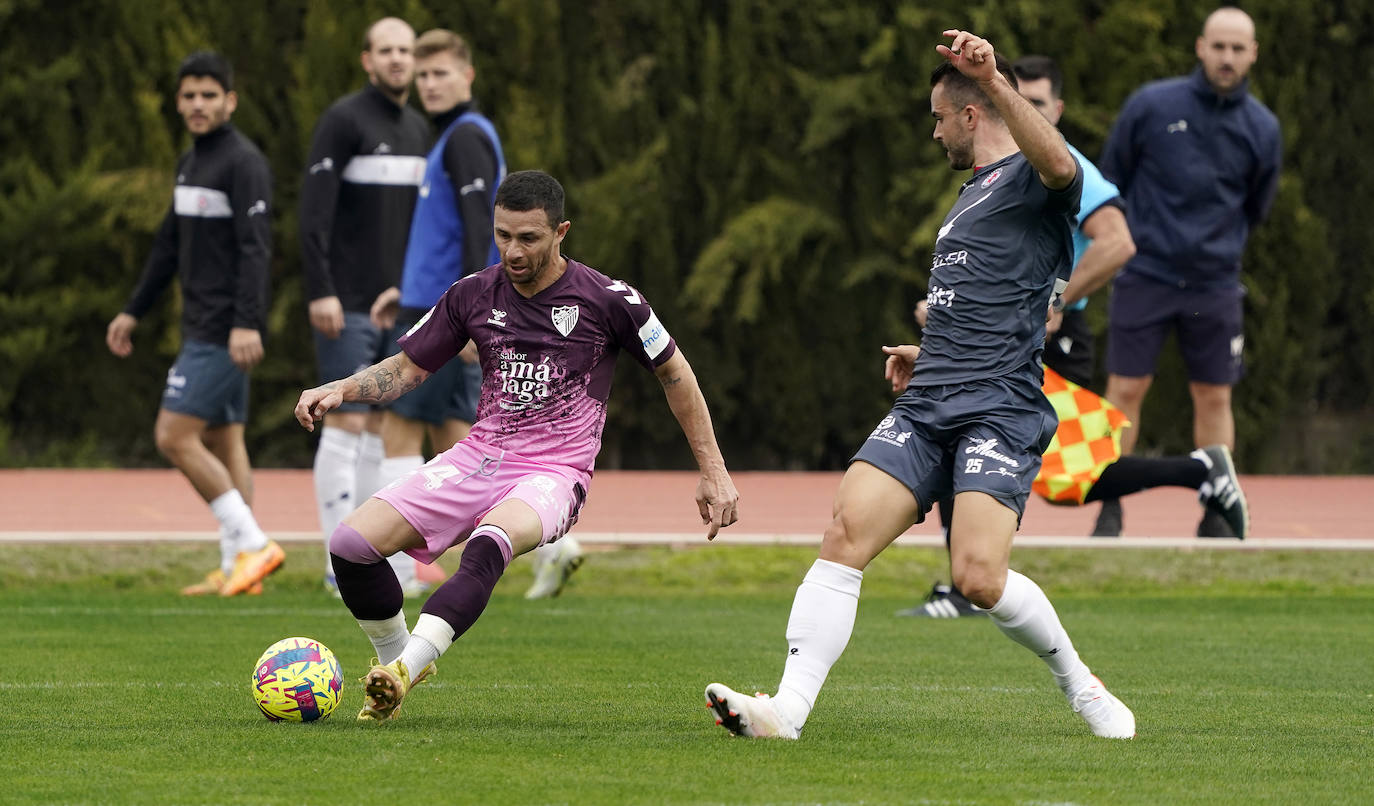 Las fotos del amistoso del Málaga contra el Winterthur suizo en Coín. El equipo blanquiazul a las órdenes de Pepe Mel se tomó el partido para coger ritmo después del parón navideño antes de reanudar la Liga y perdió por 0-1.