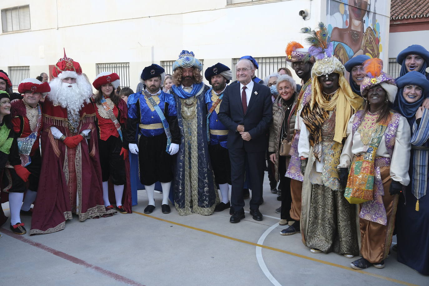 Melchor, Gaspar y Baltasar llegaron en helicóptero al Colegio Doctor Fleming y posteriormente recorrieron las calles del distrito en sus camellos.