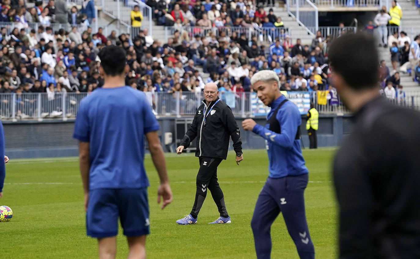 Miles de seguidores, entre ellos muchos niños, acuden en masa a La Rosaleda para ver una sesión de trabajo del equipo blanquiazul en la víspera del Día de Reyes. 