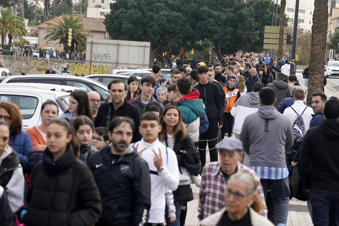 Miles de seguidores, entre ellos muchos niños, acuden en masa a La Rosaleda para ver una sesión de trabajo del equipo blanquiazul en la víspera del Día de Reyes. 