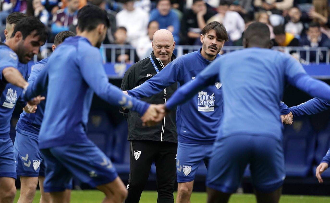 Miles de seguidores, entre ellos muchos niños, acuden en masa a La Rosaleda para ver una sesión de trabajo del equipo blanquiazul en la víspera del Día de Reyes. 