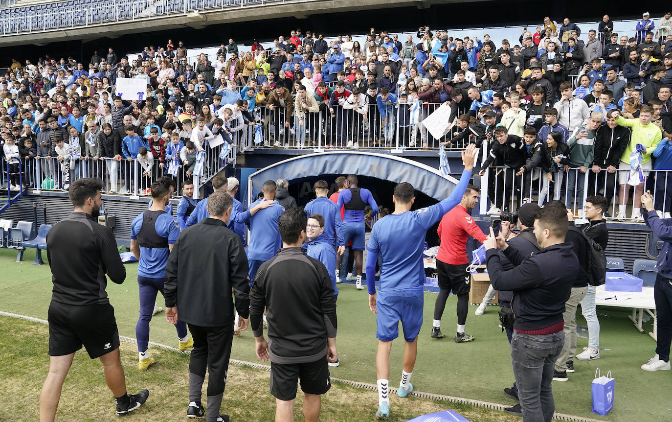 Miles de seguidores, entre ellos muchos niños, acuden en masa a La Rosaleda para ver una sesión de trabajo del equipo blanquiazul en la víspera del Día de Reyes. 