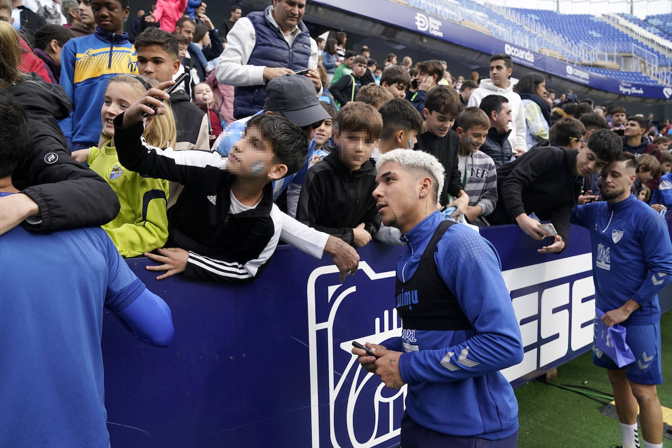 Miles de seguidores, entre ellos muchos niños, acuden en masa a La Rosaleda para ver una sesión de trabajo del equipo blanquiazul en la víspera del Día de Reyes. 