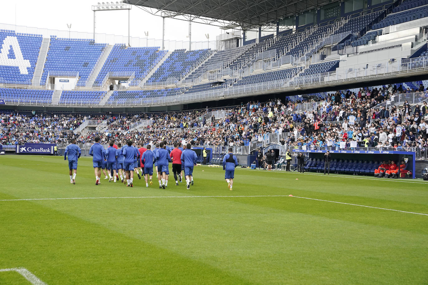 Miles de seguidores, entre ellos muchos niños, acuden en masa a La Rosaleda para ver una sesión de trabajo del equipo blanquiazul en la víspera del Día de Reyes. 