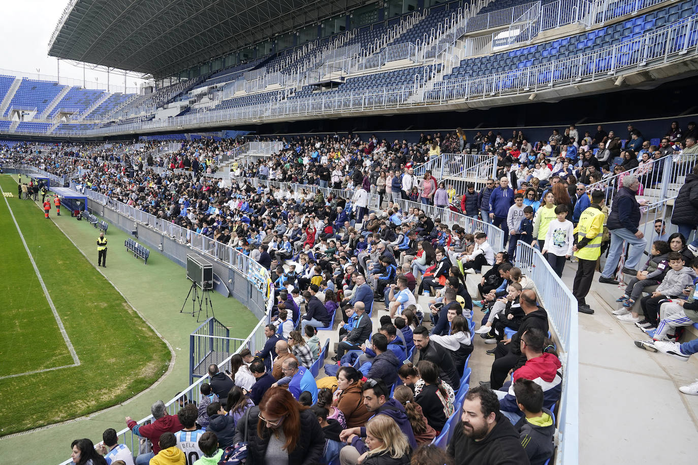 Miles de seguidores, entre ellos muchos niños, acuden en masa a La Rosaleda para ver una sesión de trabajo del equipo blanquiazul en la víspera del Día de Reyes. 