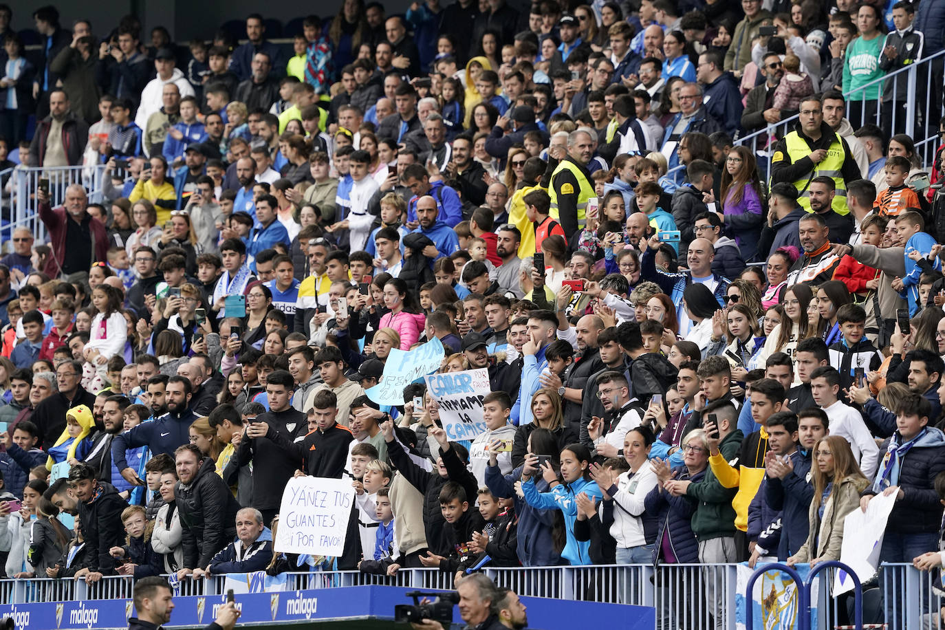 Miles de seguidores, entre ellos muchos niños, acuden en masa a La Rosaleda para ver una sesión de trabajo del equipo blanquiazul en la víspera del Día de Reyes. 