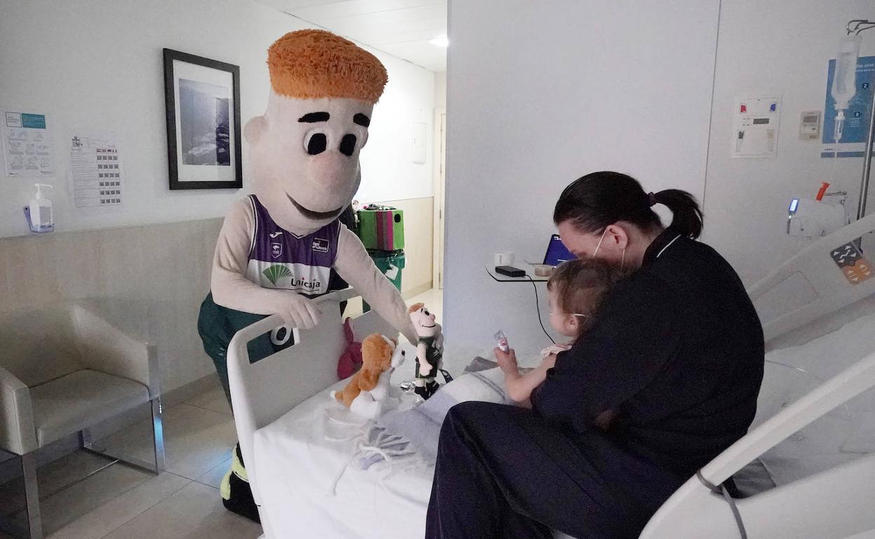 Chicui visita a uno de los niños hospitalizados en estas fechas en Quirón. 