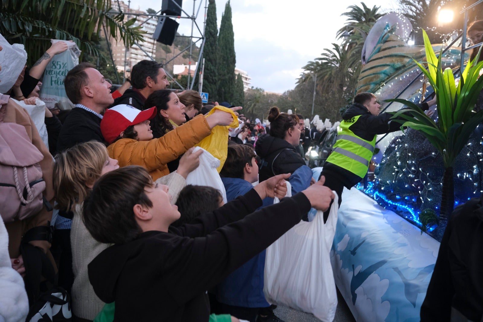 Melchor, Gaspar y Baltasar pasean por las calles de la capital en un recorrido de aniversario centenario en el que están acompañados por dieciséis carrozas y ocho pasacalles para repartir ilusión y 20.500 kilos de caramelos.