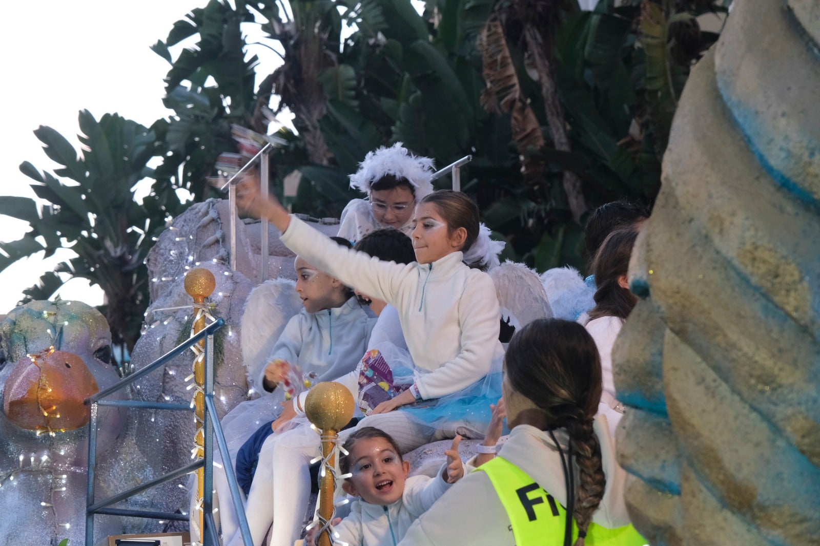 Melchor, Gaspar y Baltasar pasean por las calles de la capital en un recorrido de aniversario centenario en el que están acompañados por dieciséis carrozas y ocho pasacalles para repartir ilusión y 20.500 kilos de caramelos.