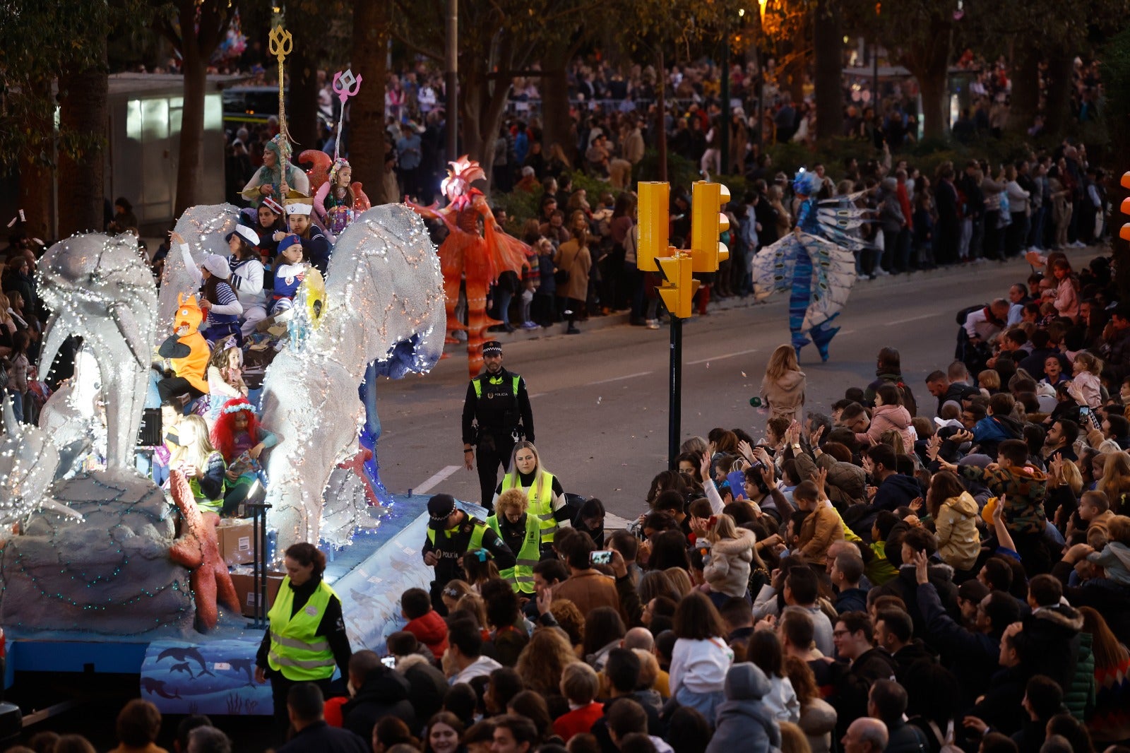 Melchor, Gaspar y Baltasar pasean por las calles de la capital en un recorrido de aniversario centenario en el que están acompañados por dieciséis carrozas y ocho pasacalles para repartir ilusión y 20.500 kilos de caramelos.