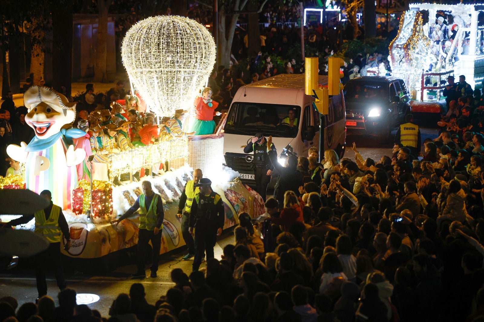 Melchor, Gaspar y Baltasar pasean por las calles de la capital en un recorrido de aniversario centenario en el que están acompañados por dieciséis carrozas y ocho pasacalles para repartir ilusión y 20.500 kilos de caramelos.