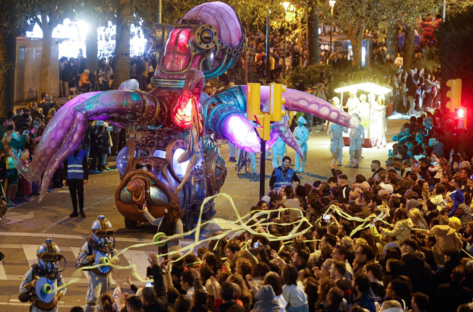 Melchor, Gaspar y Baltasar pasean por las calles de la capital en un recorrido de aniversario centenario en el que están acompañados por dieciséis carrozas y ocho pasacalles para repartir ilusión y 20.500 kilos de caramelos.