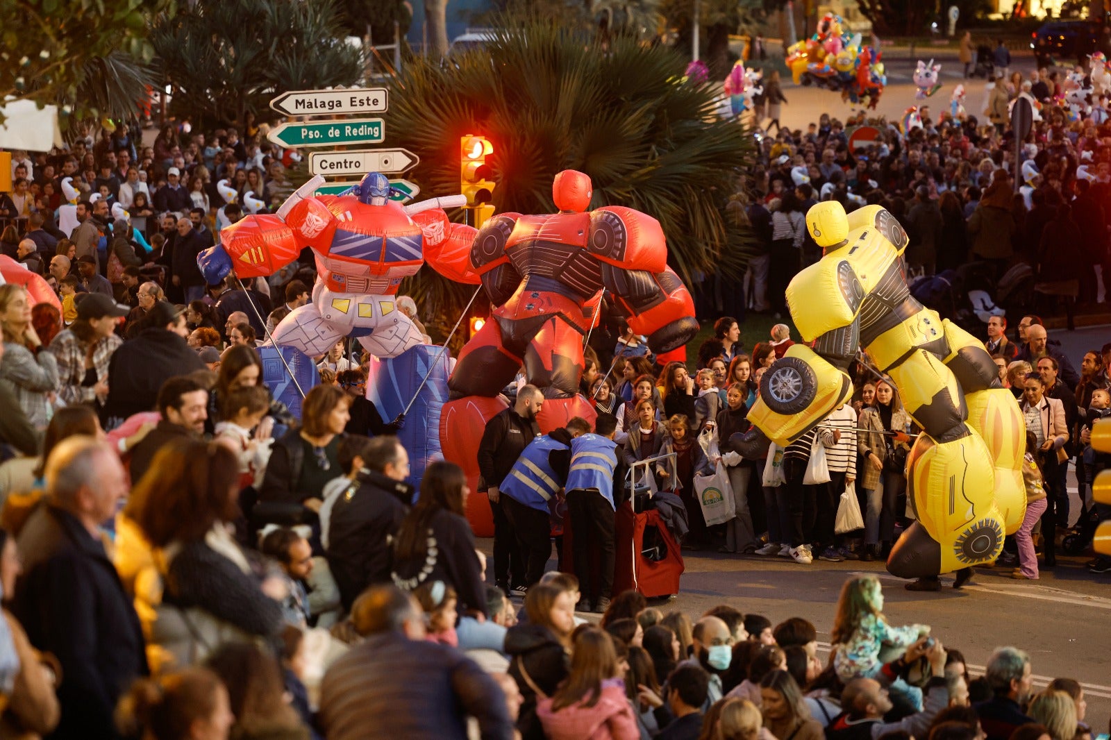 Melchor, Gaspar y Baltasar pasean por las calles de la capital en un recorrido de aniversario centenario en el que están acompañados por dieciséis carrozas y ocho pasacalles para repartir ilusión y 20.500 kilos de caramelos.