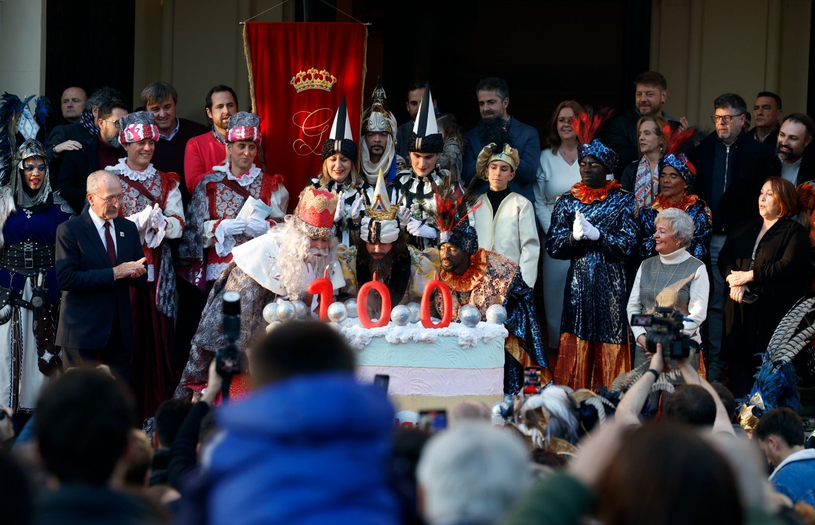 Melchor, Gaspar y Baltasar pasean por las calles de la capital en un recorrido de aniversario centenario en el que están acompañados por dieciséis carrozas y ocho pasacalles para repartir ilusión y 20.500 kilos de caramelos.