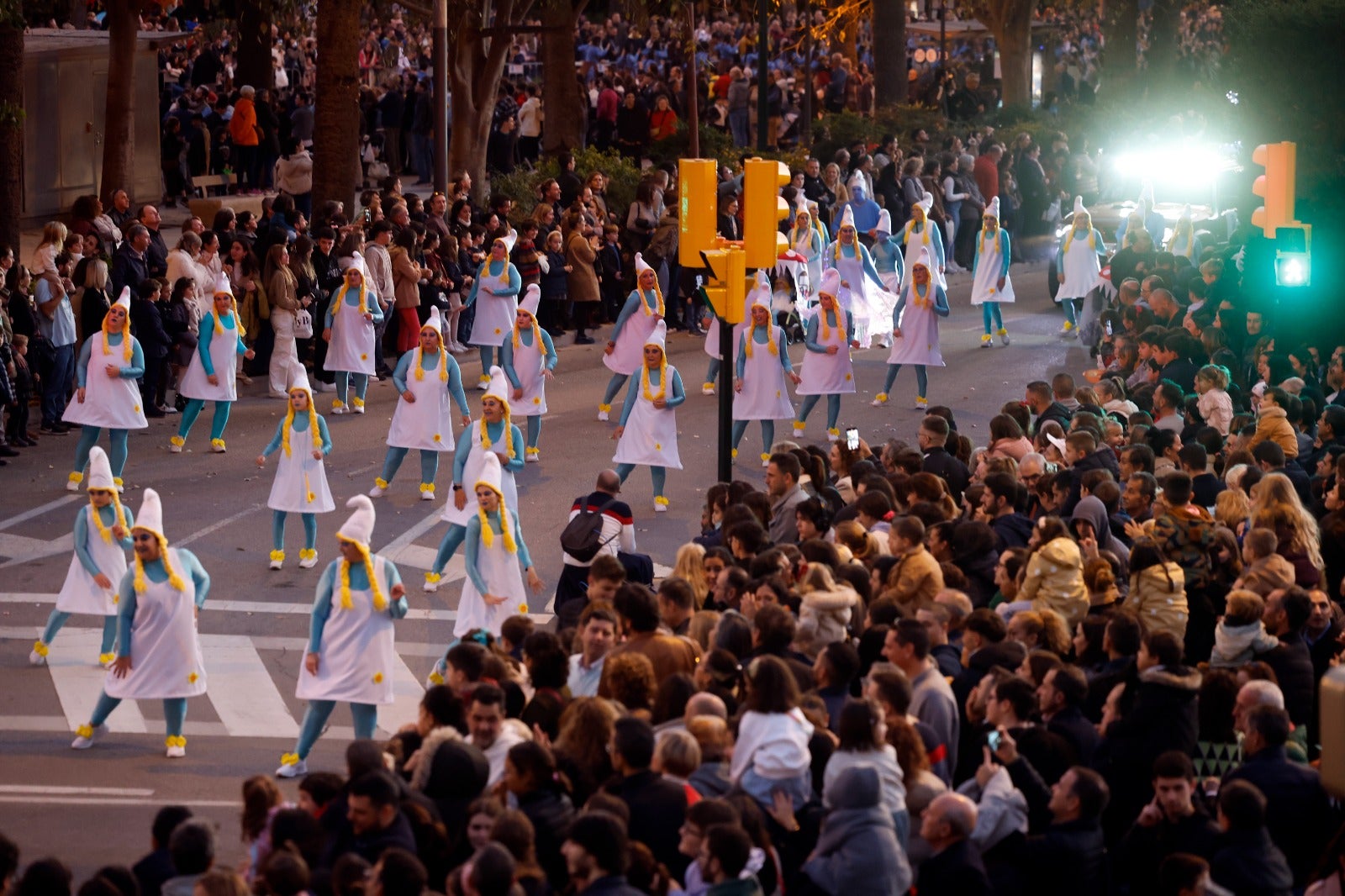 Melchor, Gaspar y Baltasar pasean por las calles de la capital en un recorrido de aniversario centenario en el que están acompañados por dieciséis carrozas y ocho pasacalles para repartir ilusión y 20.500 kilos de caramelos.