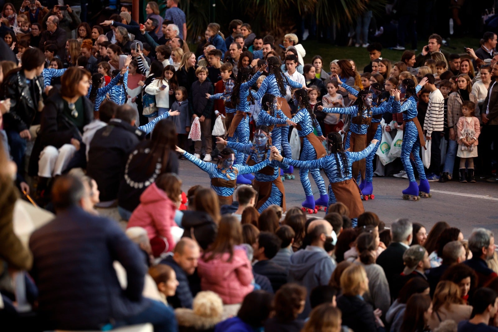 Melchor, Gaspar y Baltasar pasean por las calles de la capital en un recorrido de aniversario centenario en el que están acompañados por dieciséis carrozas y ocho pasacalles para repartir ilusión y 20.500 kilos de caramelos.