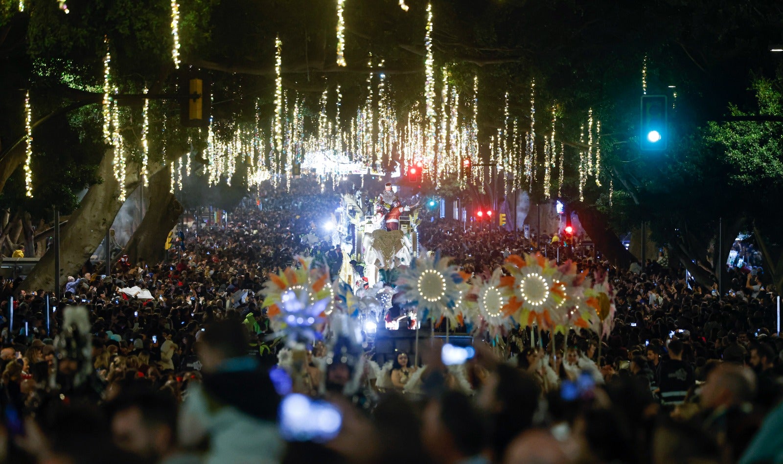 Melchor, Gaspar y Baltasar pasean por las calles de la capital en un recorrido de aniversario centenario en el que están acompañados por dieciséis carrozas y ocho pasacalles para repartir ilusión y 20.500 kilos de caramelos.