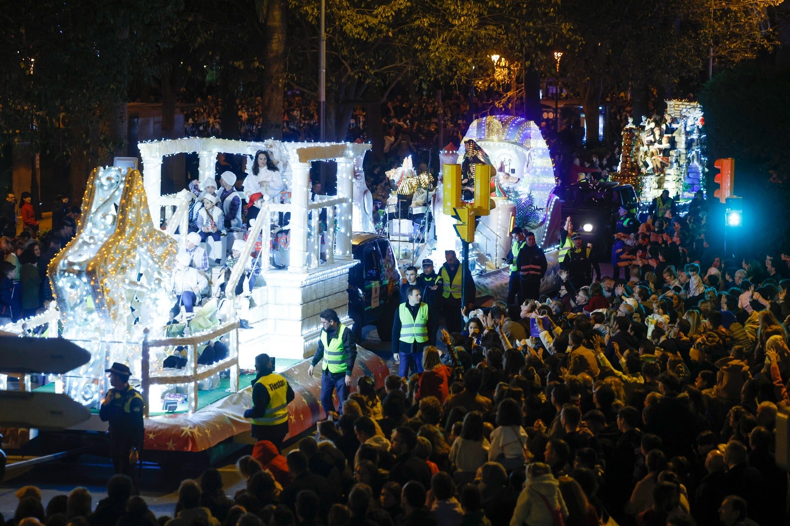 Melchor, Gaspar y Baltasar pasean por las calles de la capital en un recorrido de aniversario centenario en el que están acompañados por dieciséis carrozas y ocho pasacalles para repartir ilusión y 20.500 kilos de caramelos.