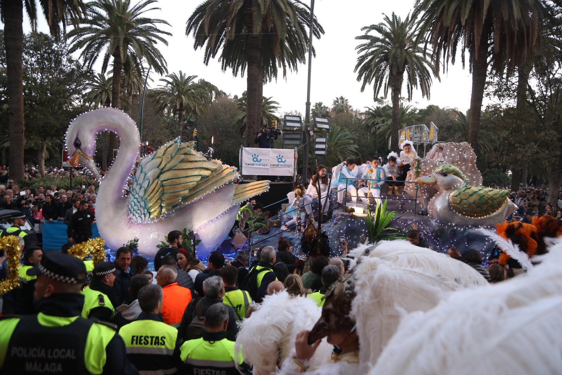 Melchor, Gaspar y Baltasar pasean por las calles de la capital en un recorrido de aniversario centenario en el que están acompañados por dieciséis carrozas y ocho pasacalles para repartir ilusión y 20.500 kilos de caramelos.