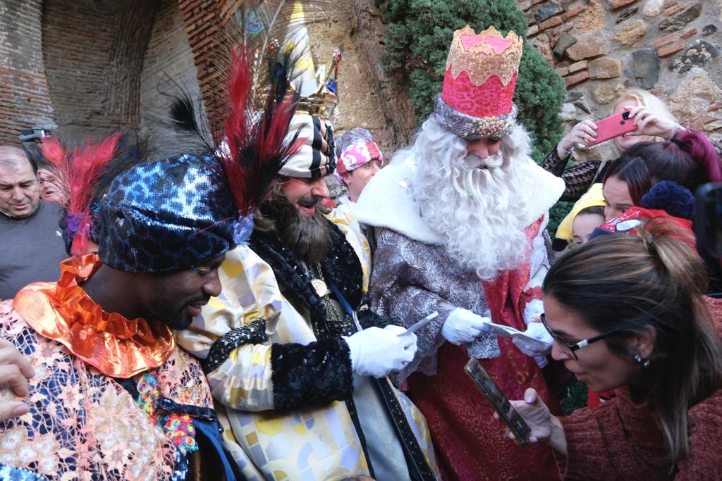 Melchor, Gaspar y Baltasar pasean por las calles de la capital en un recorrido de aniversario centenario en el que están acompañados por dieciséis carrozas y ocho pasacalles para repartir ilusión y 20.500 kilos de caramelos.