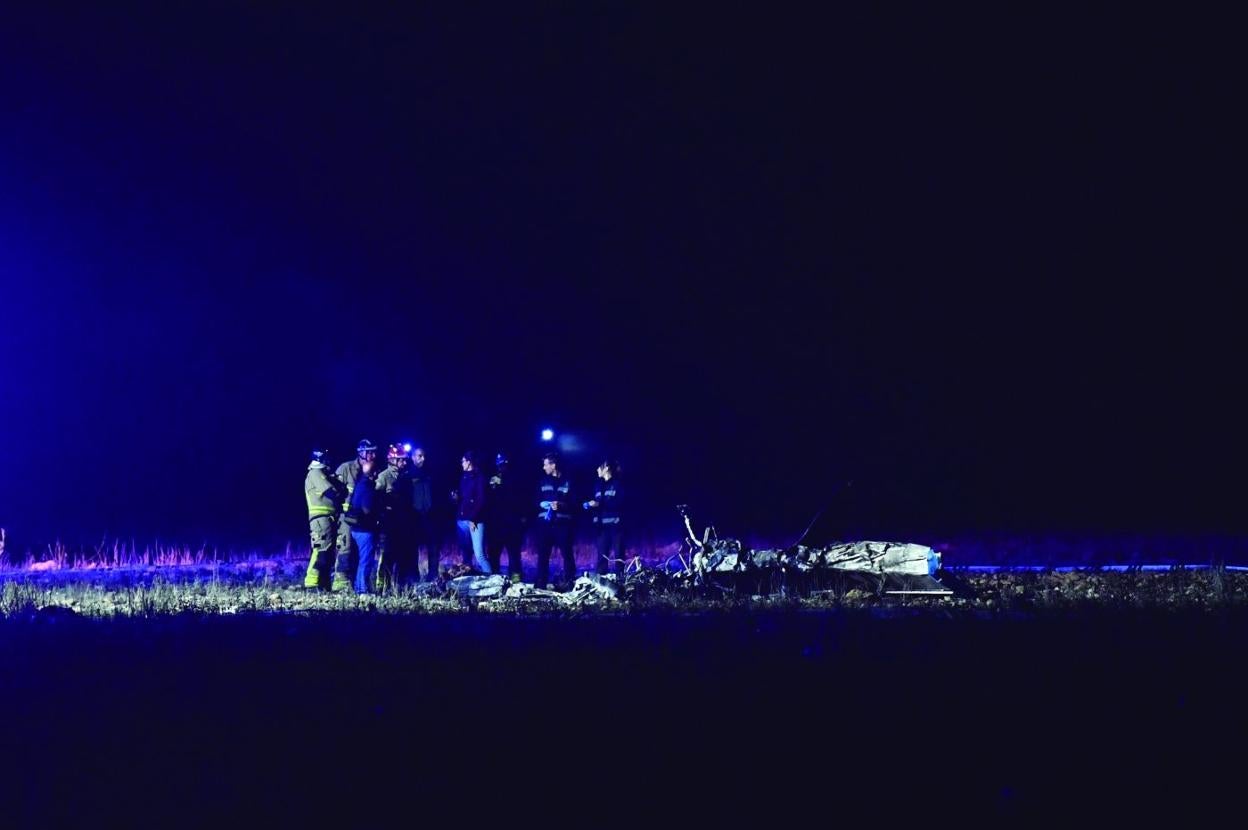 Los servicios de asistencia y miembros del Ejército revisan anoche el lugar del accidente en San Javier (Murcia). 