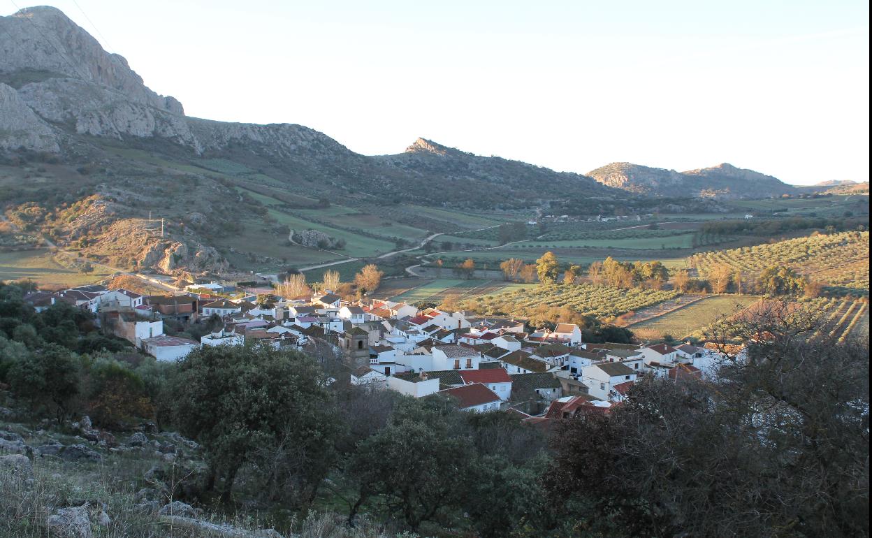 Esta pequeña localidad de la Alta Axarquía está ubicada entre escarpadas sierras calizas.