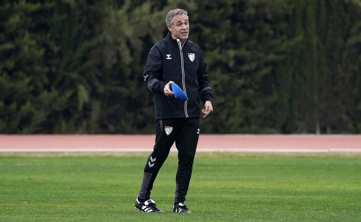 Nacho Pérez, actual segundo entrenador del Málaga con Pepe Mel, en un momento del amistoso contra el Winterthur suizo el pasado miércoles en Coín.