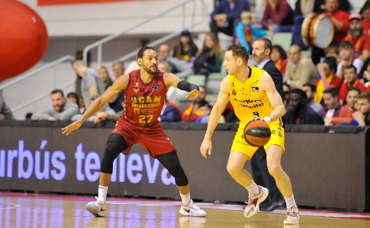 Huertas (Tenerife), defendido por Rojas (UCAM), en el duelo de este viernes. 