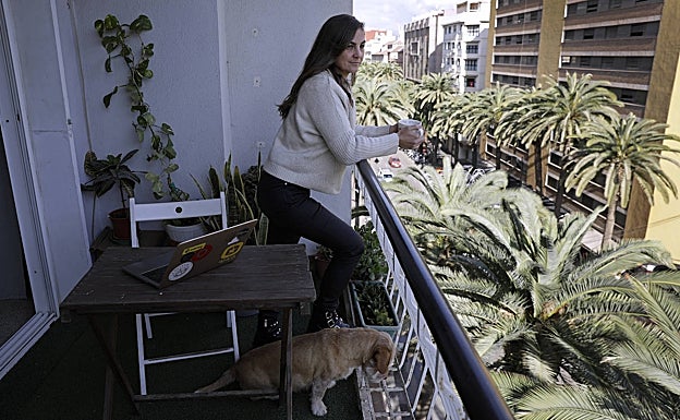 Andrea acaba de recibir el aviso de rescisión de su contrato de alquiler. 