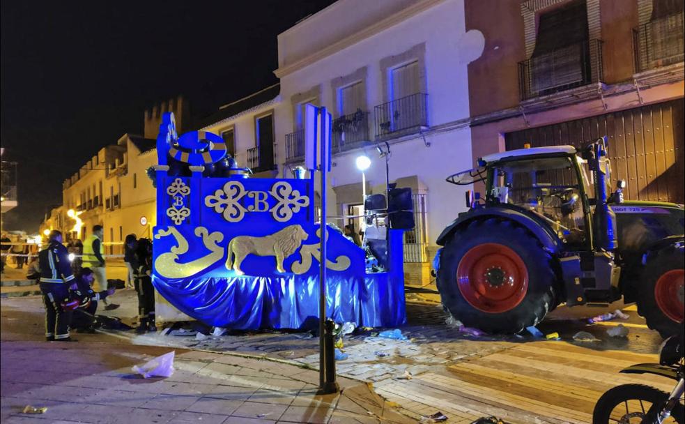 El tractor y la carroza que protagonizaron el jueves el trágico accidente ocurrido en la cabalgata de Reyes de Marchena (Sevilla).