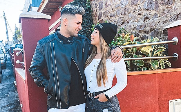 María y su pareja ahorran a duras penas. 